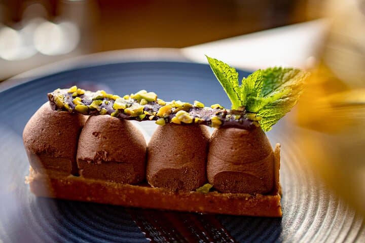Peruvian dark chocolate mousse with nougat crunch.
