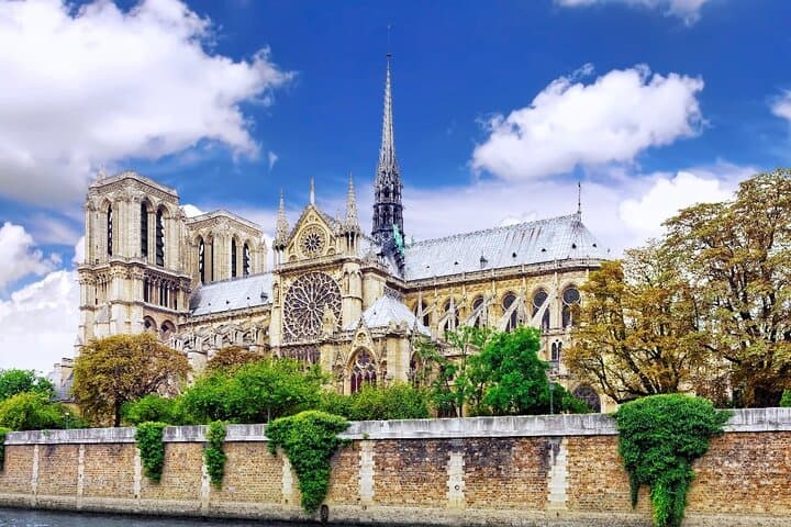 Notre Dame de Paris: Semi Private or Private Guided Tour Guide