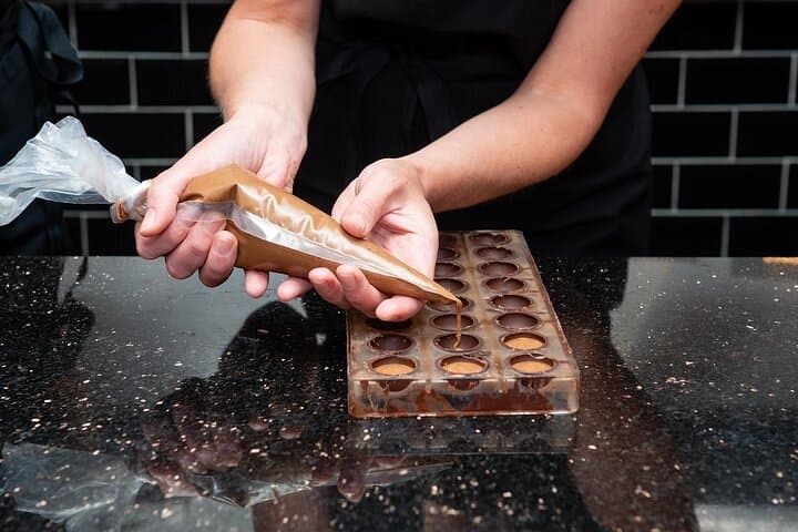 Private Molded Bonbons Chocolate making class in Paris