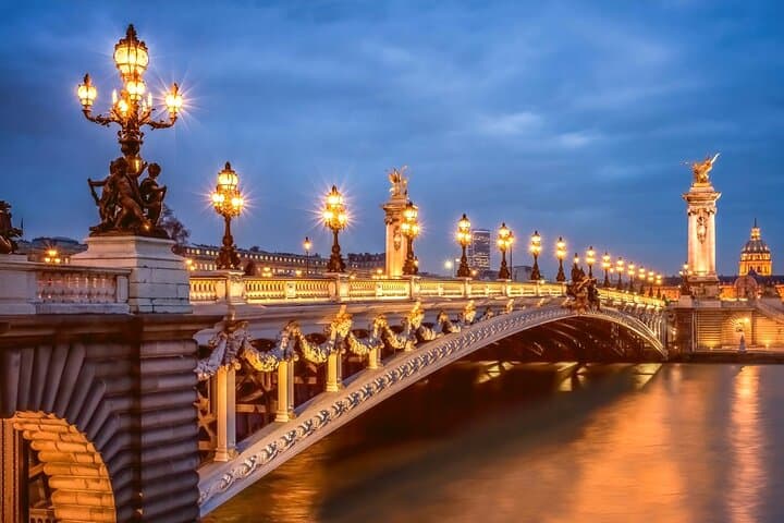 Departure Transfer from Paris to Paris Airport CDG in Private Van