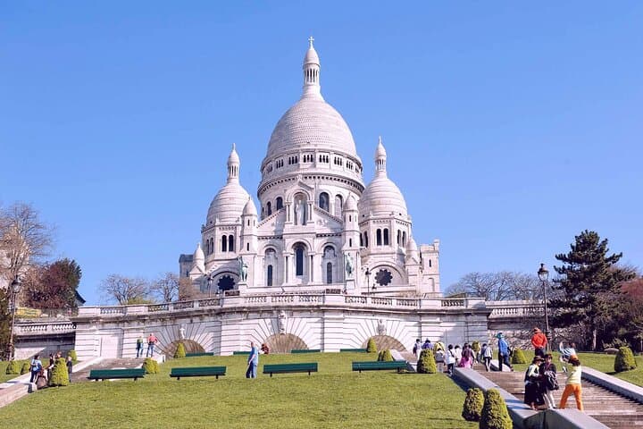 Departure Transfer from Paris to Paris Airport CDG in Private Van