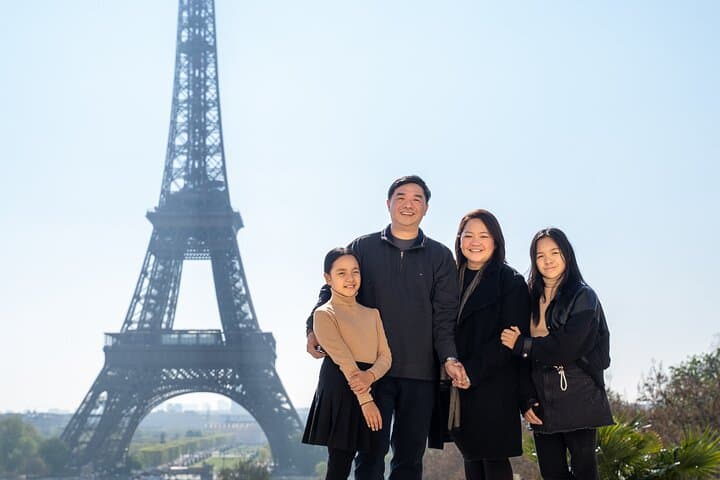 Photo Session in Paris - Photographer at the Eiffel Tower
