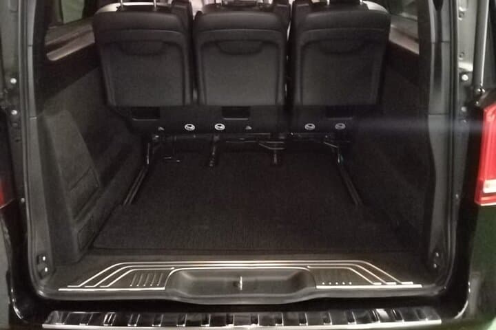 7 seats and 8 to 12 pieces of luggage