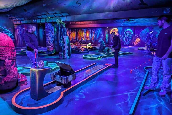 Paris - Combo Full Day Climbing Room and Fluorescent Mini Golf