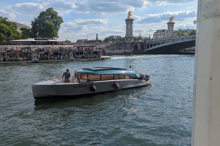 Wine and Cheese Tasting in a VIP Cruise on the Seine