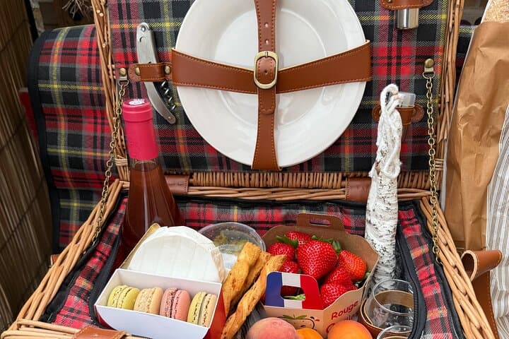 Gourmet Picnic in front of Eiffel Tower curated by Restaurateur