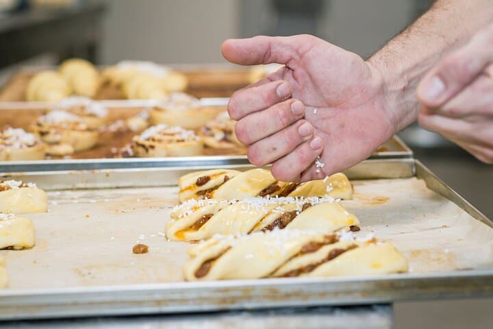Bicolor Croissant & Pastry Making Class in Central Paris