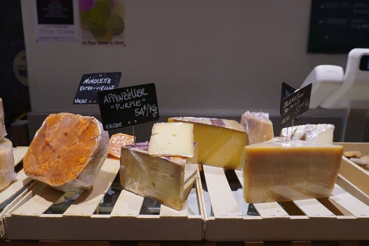 Tasting of 5 Nice cheeses in a local setting