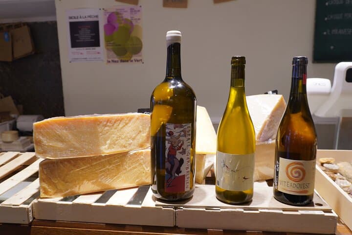 Tasting of 5 Nice cheeses in a local setting