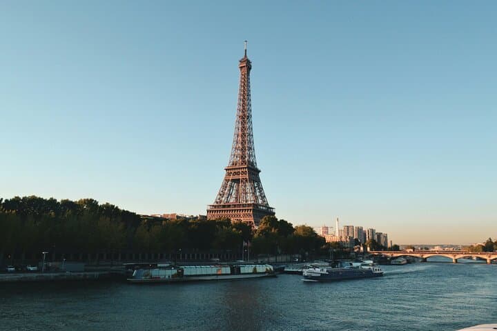 Eiffel Tower Tour up to Second Floor Access with a Private Guide