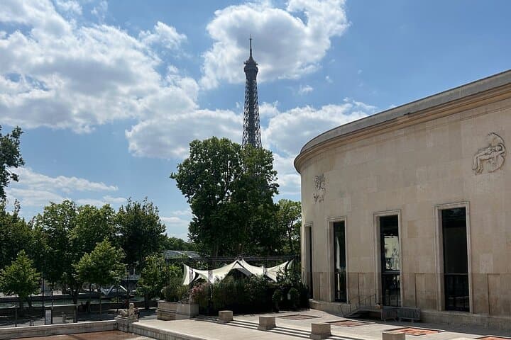Luxury Modern Art Tour at MAM with Wine and Eiffel Tower Views
