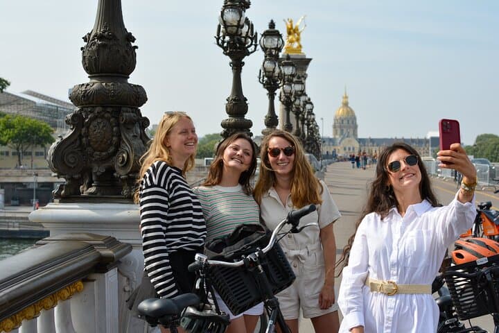 Paris: City Highlights Bike Tour