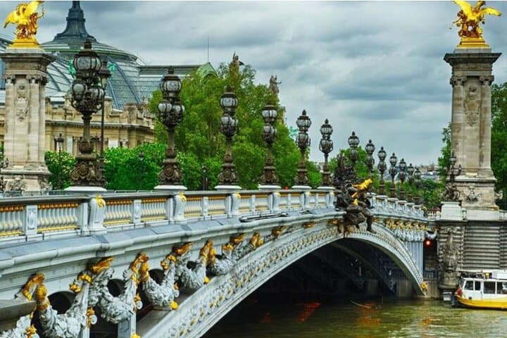 Paris Prestige City Tour Light in Private Comfort Van VIP 5H