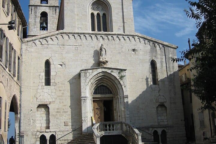 Private Tour to Antibes and Grasse for 4 Hours