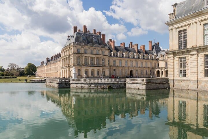 Fontainebleau Palace & Town Day Tour from Paris – 8 hrs (Private)