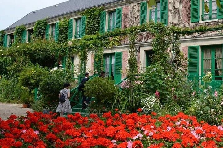 Private getaway in Giverny 8h Van Vip Departure Paris