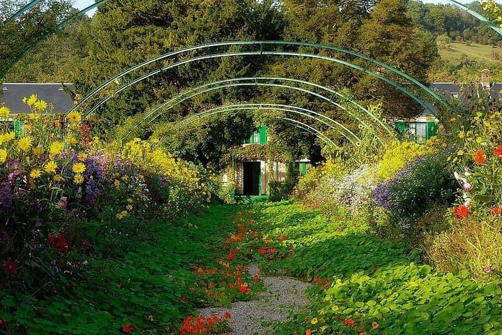 Private getaway in Giverny 8h Van Vip Departure Paris