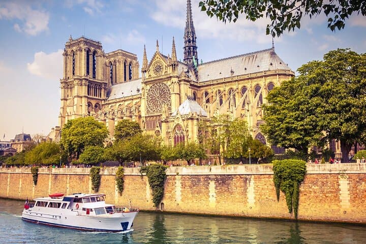 Paris Custom Private Day Tour with Vehicle and Guide