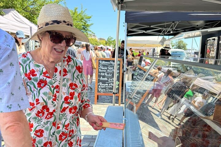 Private Bordeaux Food Tour: Sunday Market Visit & Gourmet Cruise