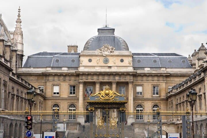Paris Historic & Cultural Self-Guided Walking Tour with an APP