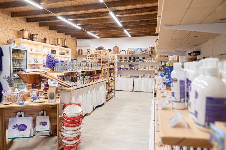 Producer shop at the end of the visit with more than 300 local handicrafts.