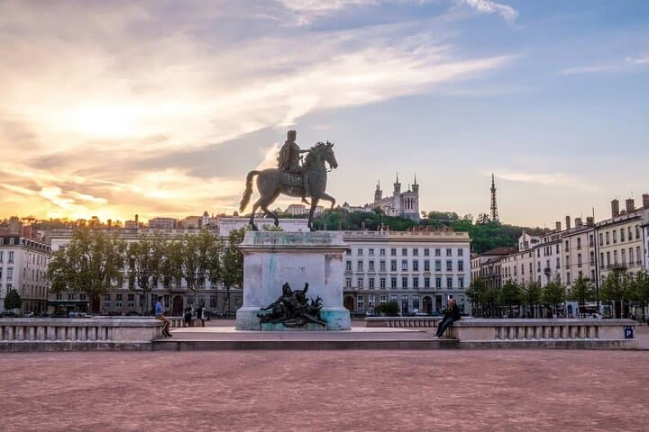 Lyon: Autonomous track game in downtown, Belle Epoque theme