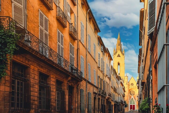 Hello Aix-en-Provence: Private 2-Hour Intro Walk with Local Guide