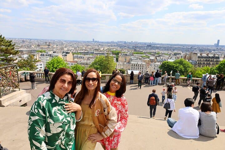 Enjoy breathtaking, sweeping views of Paris that stretch as far as the eye can see, capturing the city’s timeless beauty.