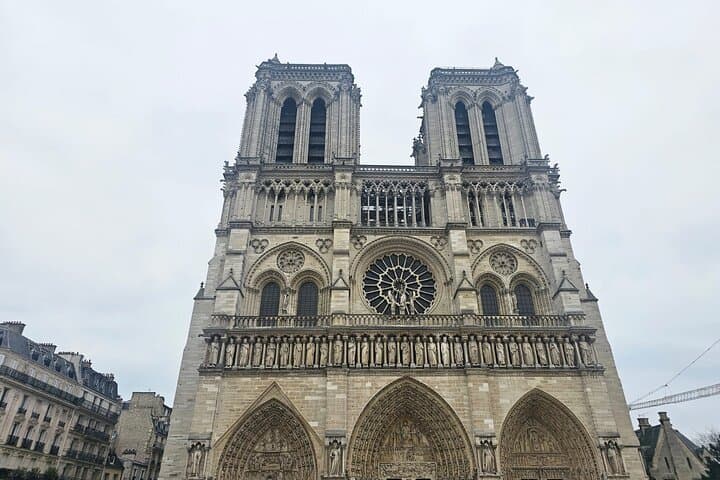 Private Notre Dame Outdoor Tour with Crypt Entry/Sainte Chapelle