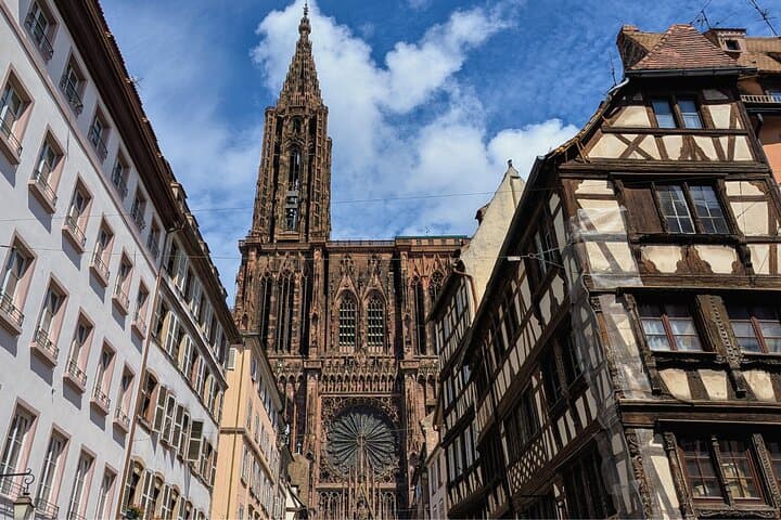 The gaze rises to the sky. A gothic wonder, born DE 4 centuries DE toil et DE Faith, whose 142 metre arrow touches the clouds and whose eye DE stone, the rose, contemplates time.