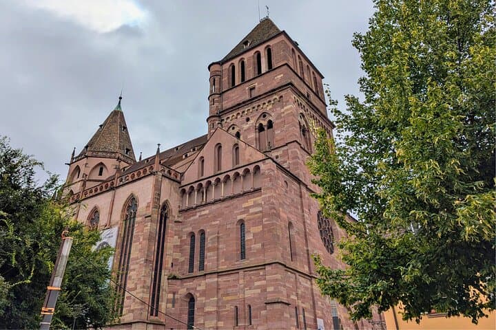 Considered the Protestant cathedral DE the city, St. Thomas is the witness DE the Reformation, and its sandstone walls still seem DE echo another faith.