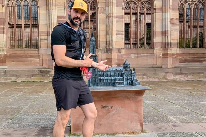 Your Guide will draw you to the Place du Château, DE front of the 3D model of the building. This is where we will tell you how such a building was built, step by step, over DE 400 years.