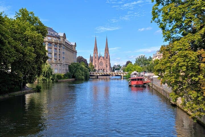 St. Paul's Church stands DE above the water. Its 76m DE twin spires, a legacy DE the annexation of 1870, were built for the German garrisons. Its architecture hides a secret...
