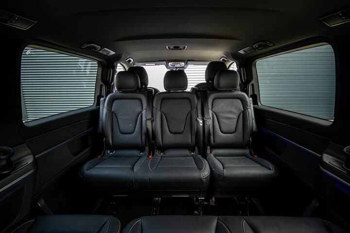 Paris Private City Transfer Service with Sightseeing Experience