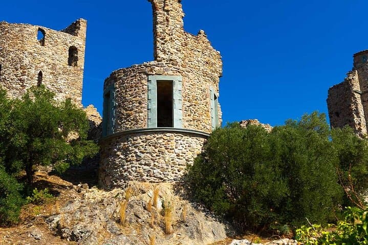 Saint-Tropez to Port Grimaud and Grimaud Village Private Tour