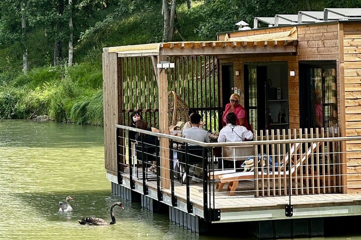 Lunch EN terrace DE the floating ecolodge of Domaine DE Neuville.