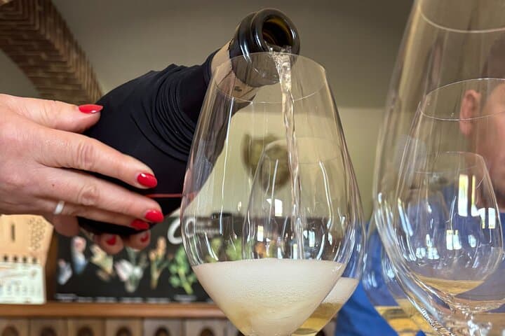 Blind tasting, a fun and rewarding EN experience highlighting the different grape varieties.