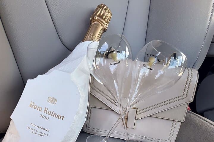 Felted atmosphere aboard the Pétillante Mobile, Mercedes Class v comfortable.