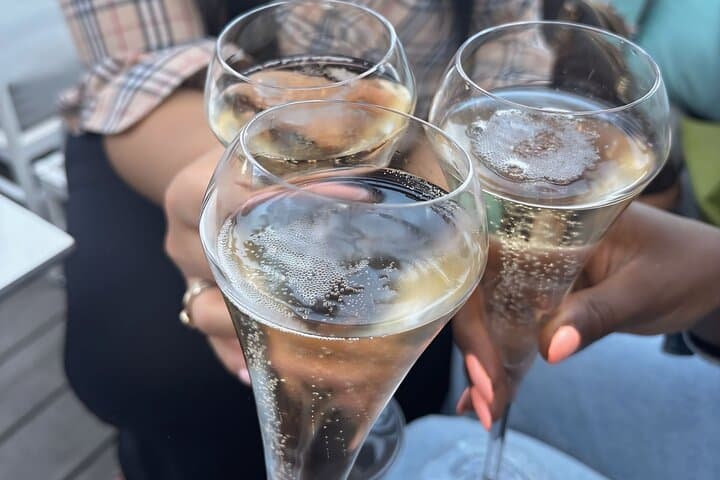 Bubbles in the glasses but not just...No doubt you will leave with lovely memories DE sparkling!