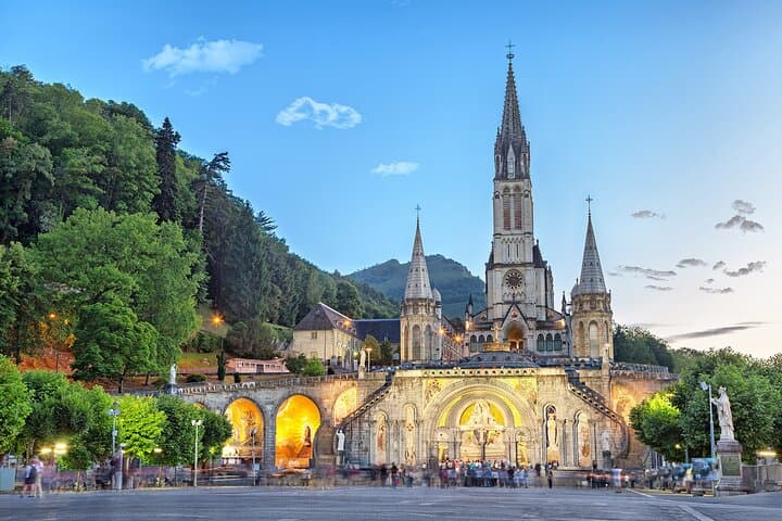 7 Day French and Spanish Flavors Loop Tour from Paris
