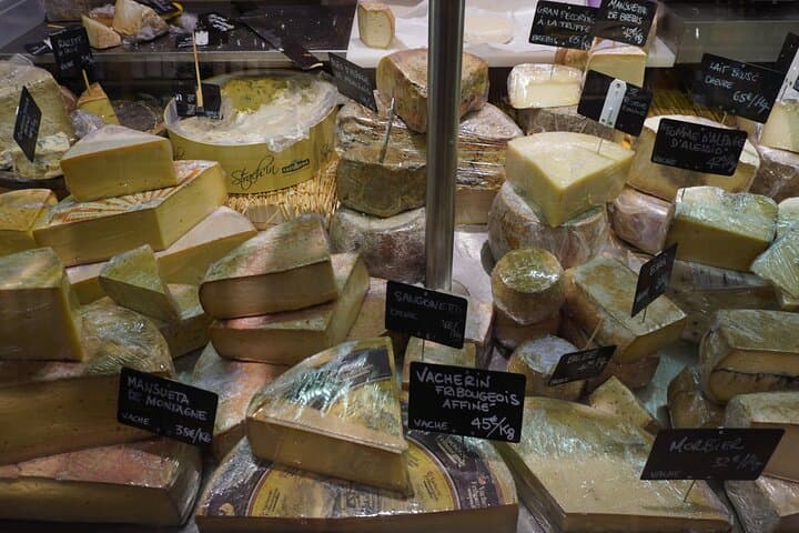 Tasting of 5 Nice cheeses in a local setting
