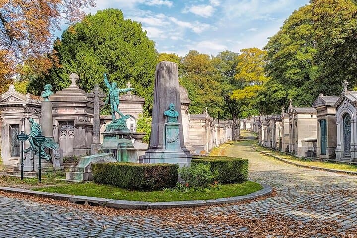 Paris: Graves of the Famous Private Guided walking tour