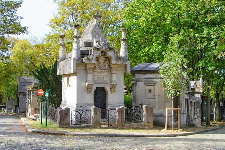 Paris: Graves of the Famous Private Guided walking tour