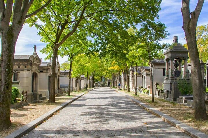 Paris: Graves of the Famous Private Guided walking tour