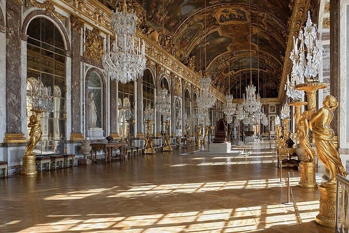 Versailles Guided Tour of the Palace with Gardens and Trianon