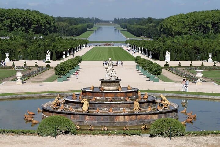 Versailles Guided Tour of the Palace with Gardens and Trianon