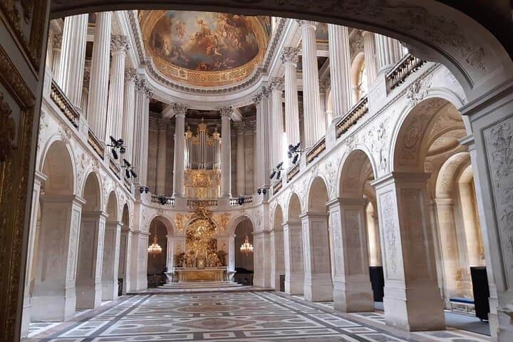 Versailles Guided Tour of the Palace with Gardens and Trianon