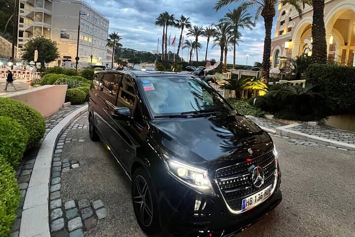 VIP Private Shuttle in Van de Luxe | Paris Airport Transfers