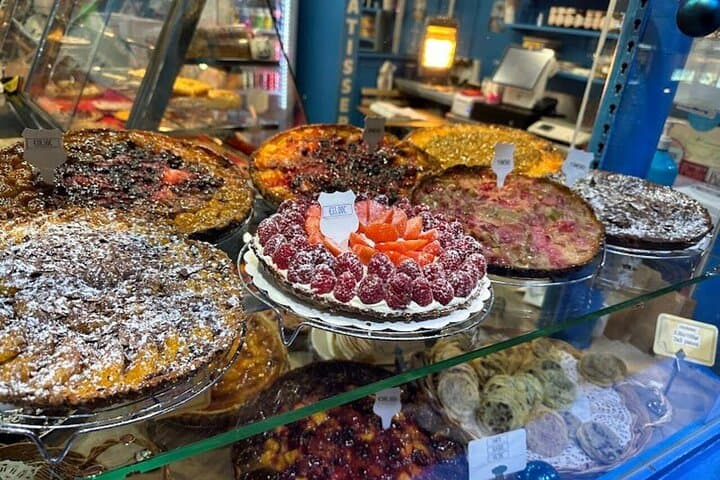 Montmartre Walking Tour with Pastry Tasting