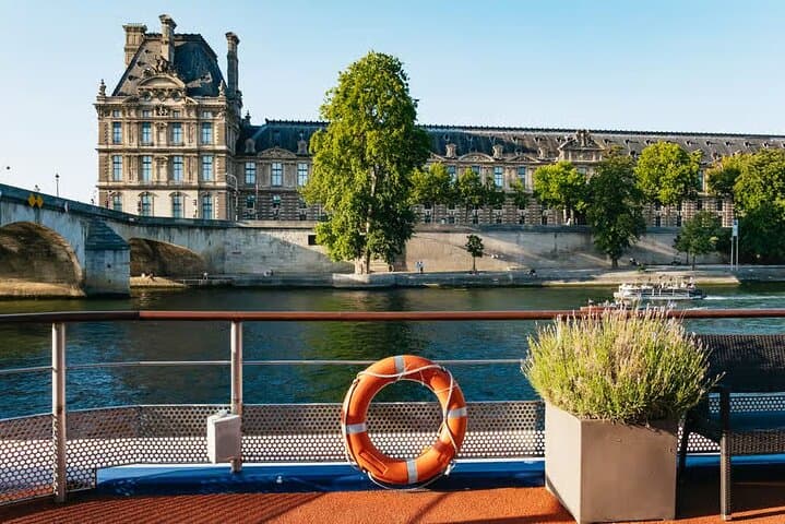 Paris Seine River Dinner Cruise with Scenic Night Views